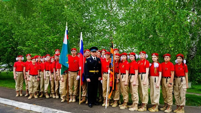 Школьники-юнармейцы провели парад под окнами дома ветерана Великой Отечественной войны Александра Зотова в Орле
