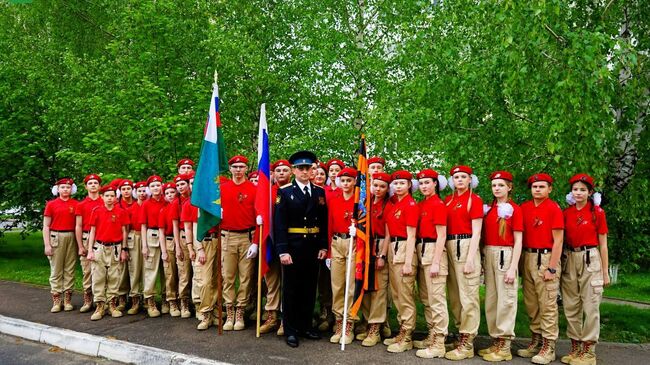 Школьники-юнармейцы провели парад под окнами дома ветерана Великой Отечественной войны Александра Зотова в Орле