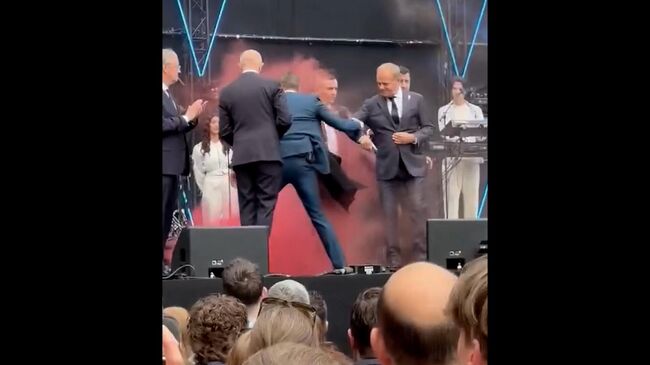 Кадры с мероприятия, где бросили дымовую шашку в премьеров Нидерландов и Польши