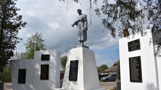 Обновленный памятник советским воинам, погибшим в годы Великой Отечественной войны, открыт в Селезневке Луганской Народной Республики