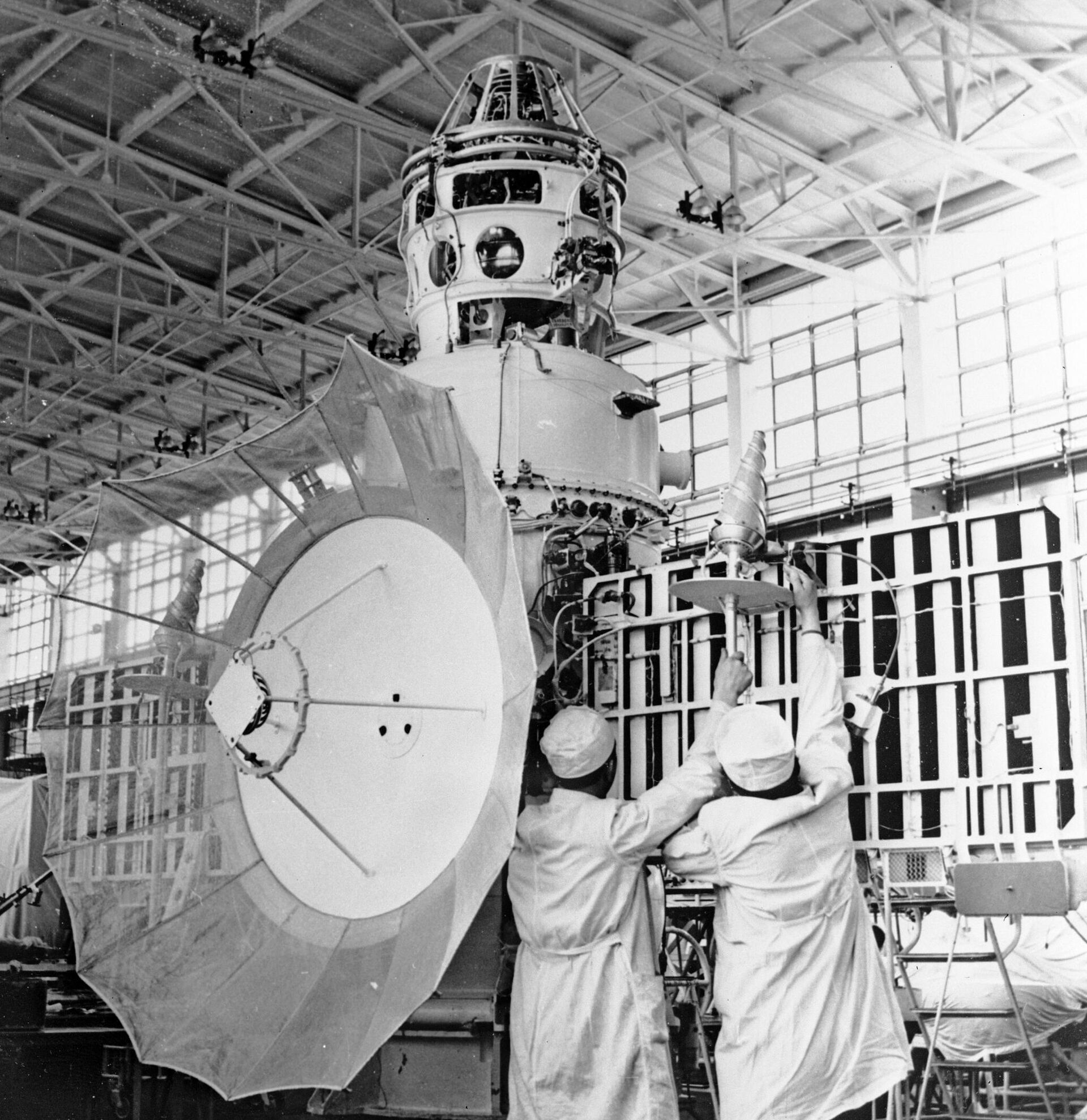 Советская автоматическая станция Венера-8 в монтажно-испытательном цехе - РИА Новости, 1920, 06.05.2025