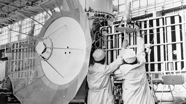 Советская автоматическая станция Венера-8 в монтажно-испытательном цехе