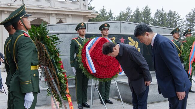 Церемония возложения цветов к мемориалу советским воинам в Чжанбэе