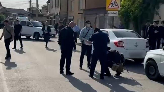 Работа следователей на месте перестрелки в Махачкале