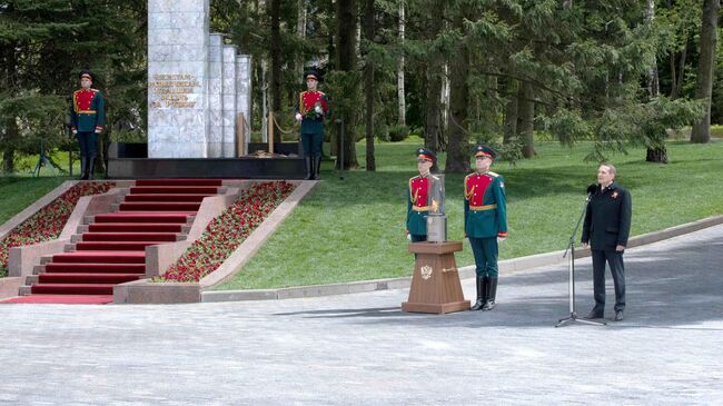 Торжественная церемония переноса частицы Вечного огня с Могилы Неизвестного Солдата к стеле Чекистам-разведчикам, отдавшим жизнь за Родину на территории штаб-квартиры СВР в Ясенево