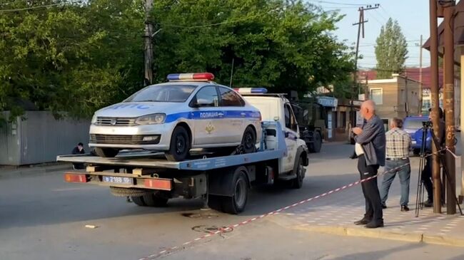 Эвакуация машины, на которой передвигались напавшие на наряд ДПС в Махачкале