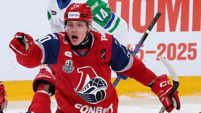 Егор Сурин празднует гол