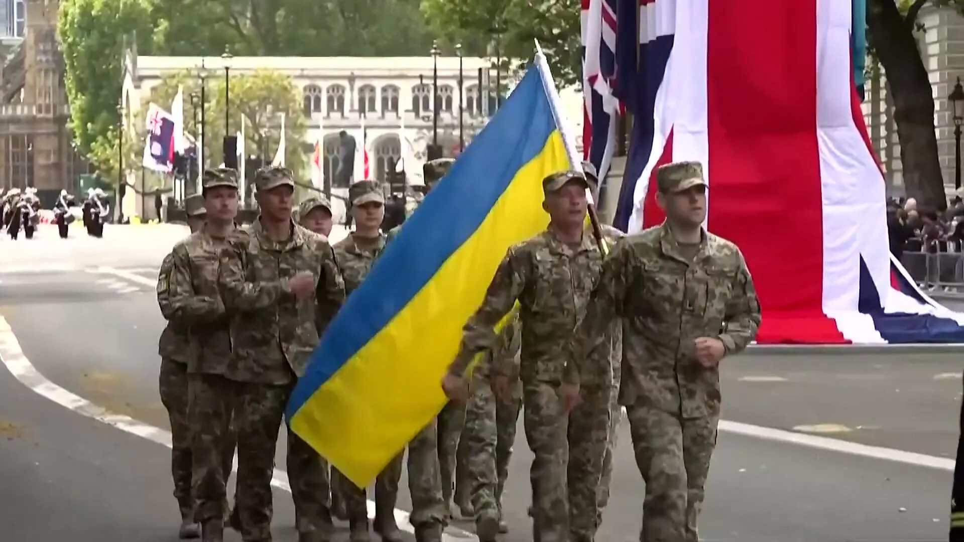 Украинцы маршируют по навозу в центре Лондона - РИА Новости, 1920, 06.05.2025