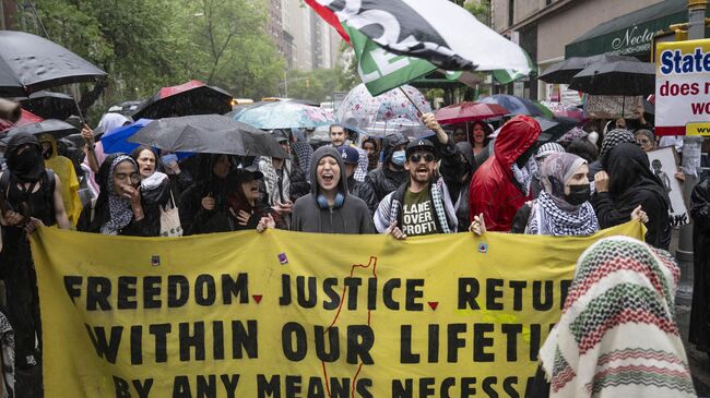 Участники акции протеста в Нью-Йорке, США