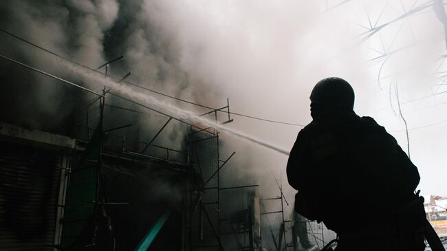 Сотрудник пожарной службы Украины во время тушения пожара в Харькове. 6 мая 2025 года