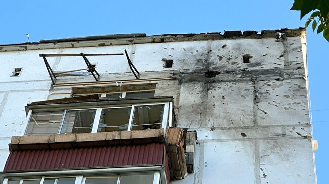 Последствия падения обломков одного из уничтоженных минувшей ночью БПЛА на жилой дом на Каширском шоссе