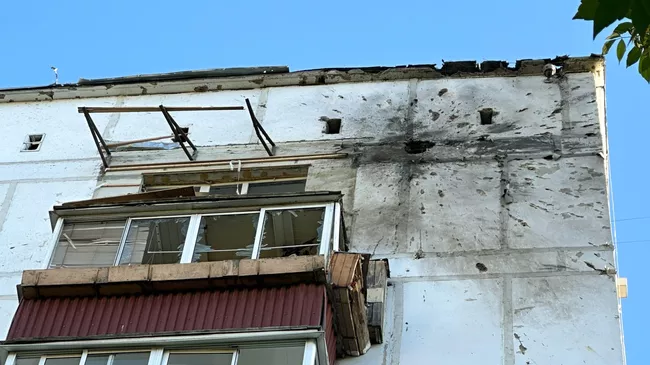 Последствия падения обломков одного из уничтоженных минувшей ночью БПЛА на жилой дом на Каширском шоссе