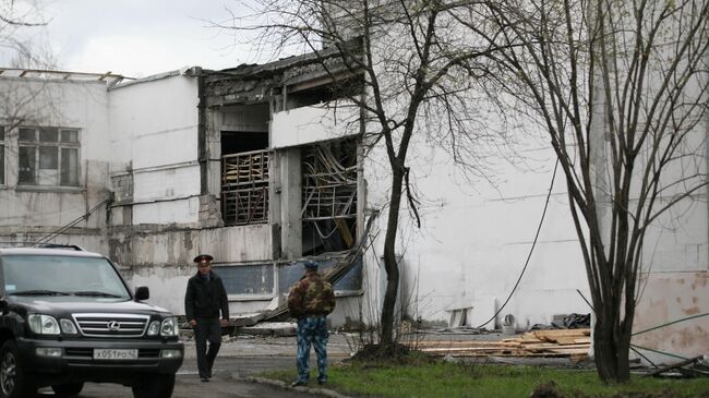 Разрушенный взрывом вентиляционный блок шахты Распадская в городе Междуреченске Кемеровской области
