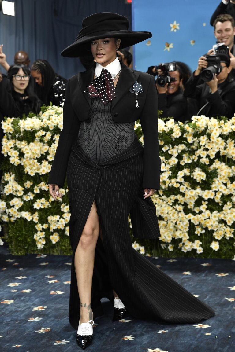 Певица Рианна на ковровой дорожке Met Gala 2025 в Метрополитен-музее в Нью-Йорке Певица Рианна на ковровой дорожке Met Gala 2025 в Метрополитен-музее в Нью-Йорке
