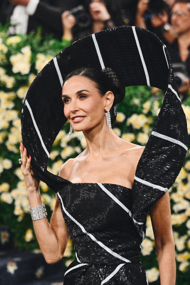 Актриса Деми Мур на ковровой дорожке Met Gala 2025 в Метрополитен-музее в Нью-Йорке Актриса Деми Мур на ковровой дорожке Met Gala 2025 в Метрополитен-музее в Нью-Йорке