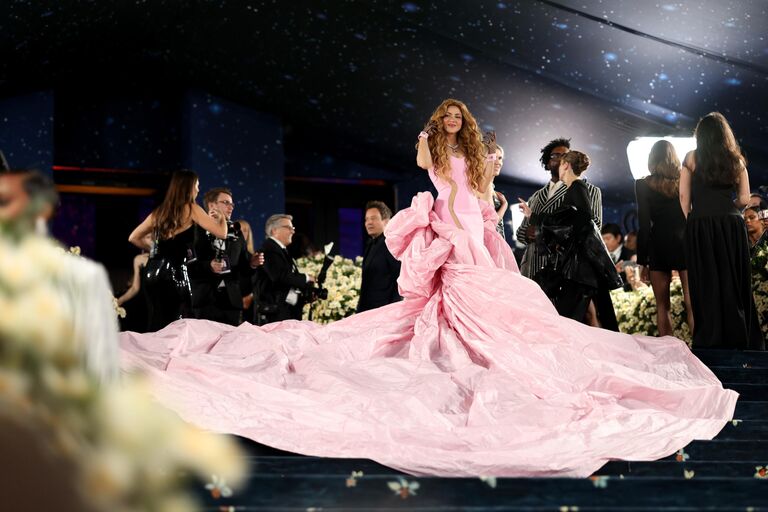 Шакира на ковровой дорожке Met Gala 2025 в Метрополитен-музее в Нью-Йорке Шакира на ковровой дорожке Met Gala 2025 в Метрополитен-музее в Нью-Йорке
