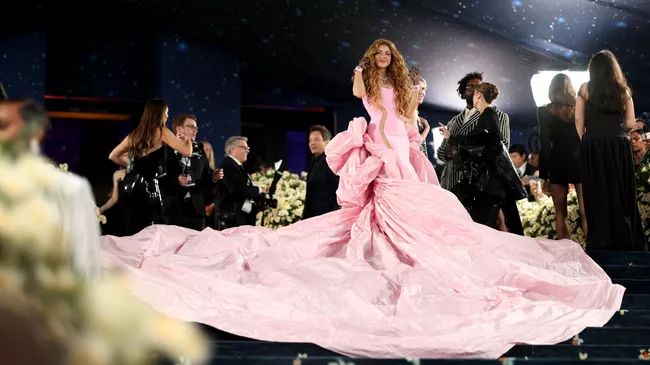 Шакира на ковровой дорожке Met Gala 2025 в Метрополитен-музее в Нью-Йорке 