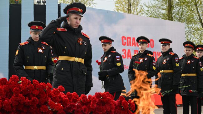 Зажжение Вечного огня на мемориальном комплексе Журавли в Санкт-Петербурге в рамках всероссийской акции Храним огонь Победы