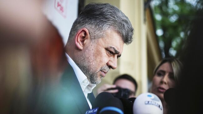 Премьер-министр Румынии Марчел Чолаку отвечает на вопросы журналистов после объявления о своей отставке в Бухаресте. 5 мая 2025