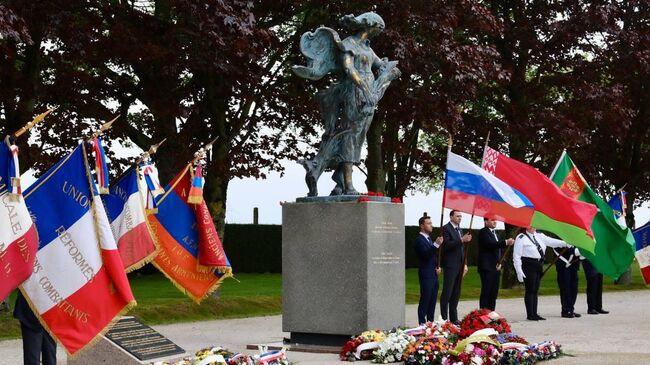 Церемония возложения венков на военном кладбище в Нуайе-Сен-Мартен