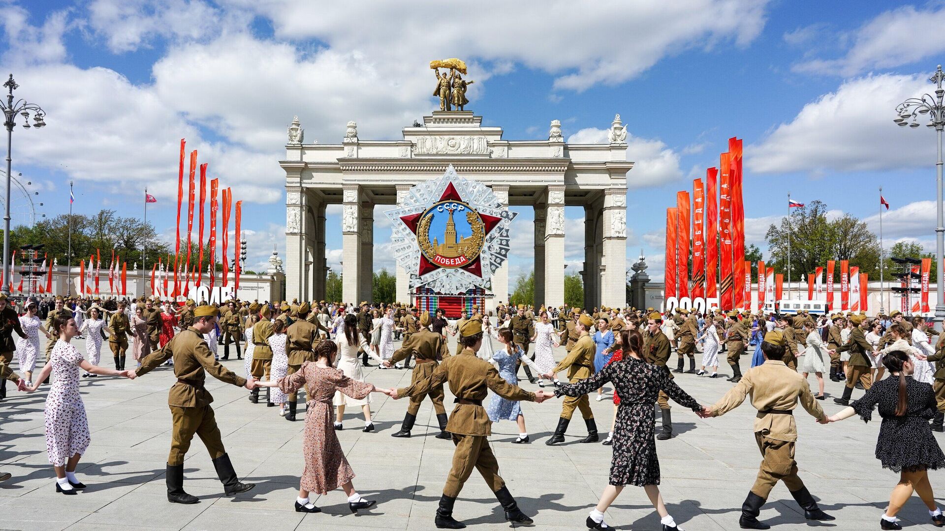 Патриотическая акция Вальс Победы у арки Главного входа на ВДНХ в преддверии 80-летия Победы в Великой Отечественной войне - РИА Новости, 1920, 06.05.2025