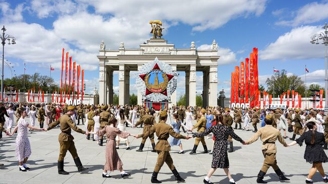 Патриотическая акция Вальс Победы у арки Главного входа на ВДНХ в преддверии 80-летия Победы в Великой Отечественной войне