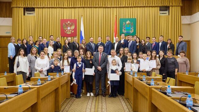 Церемония награждения победителей конкурса изобразительного искусства Наша Победа! на заседании Молодежного парламента при Законодательном Собрании Калужской области