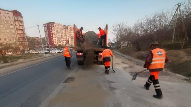 Ликвидация последствий разлива растительного масла на проезжую часть в Находке