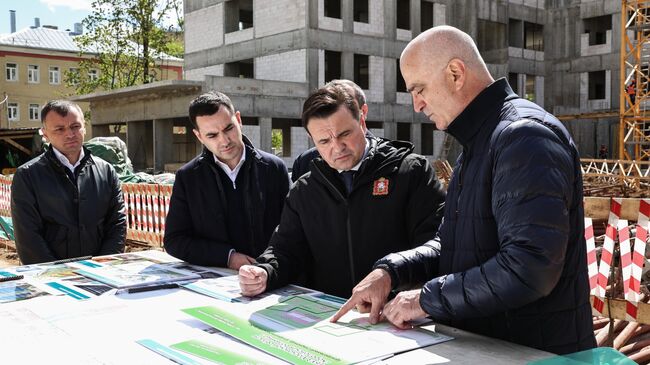 Губернатор Московской области Андрей Воробьев проверяет ход строительства поликлиники в Королёве