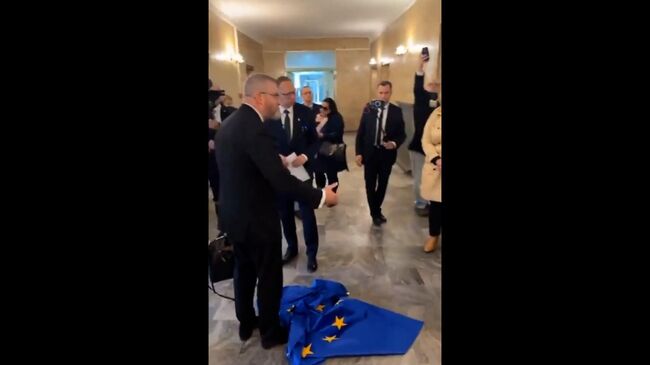 Ультраправый кандидат на пост президента Польши Гжегож Браун вытер ноги о флаг ЕС