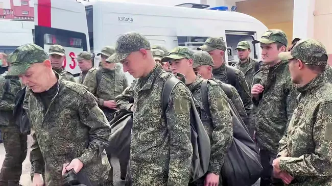 Вернувшиеся из плена российские военнослужащие. Кадр видео
