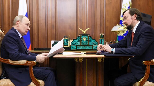 Президент РФ Владимир Путин и председатель Общероссийской общественной организации Деловая Россия Алексей Репик во время встречи. 6 мая 2025