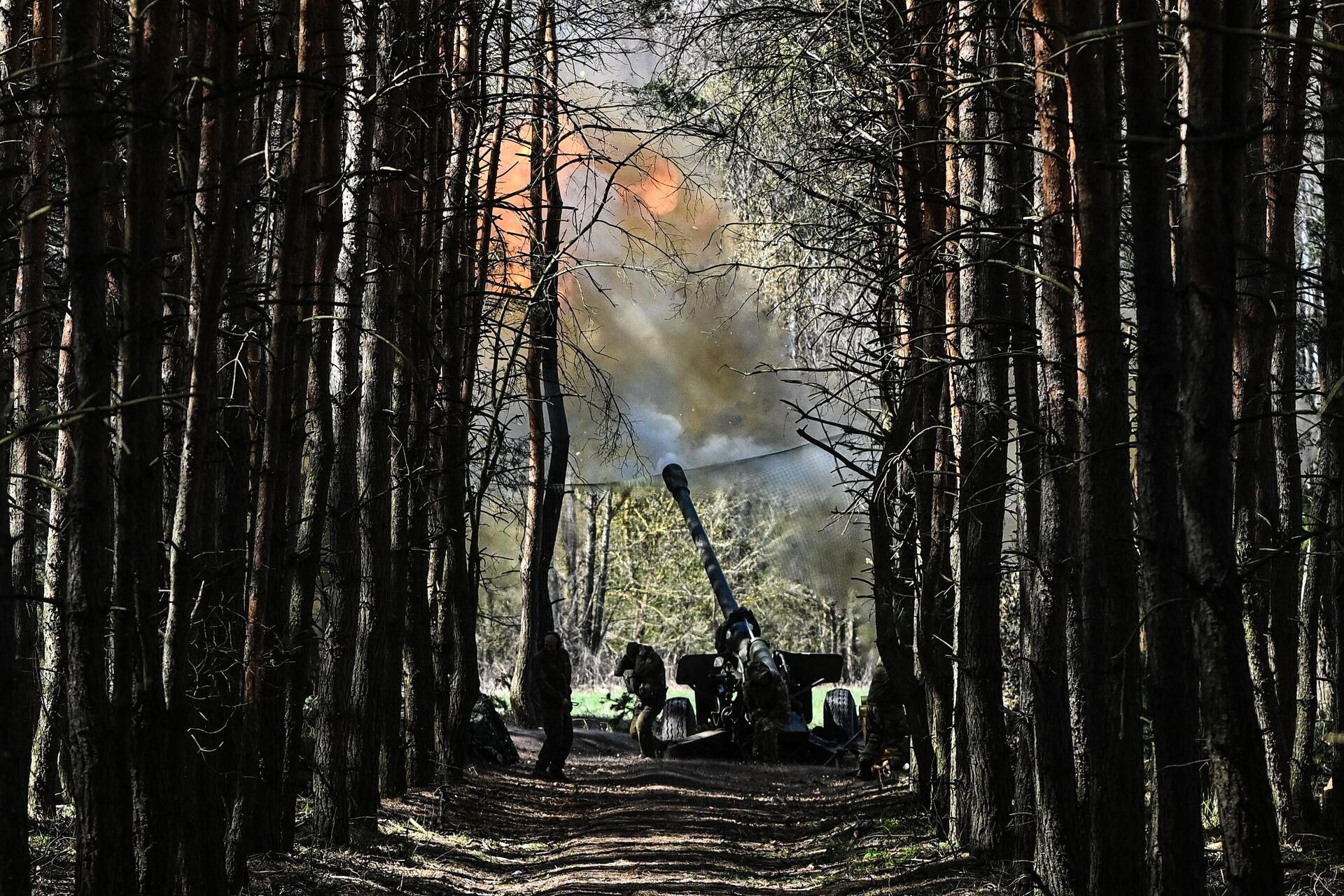 Боевая работа артиллерийского расчета в зоне проведения спецоперации - РИА Новости, 1920, 20.06.2025
