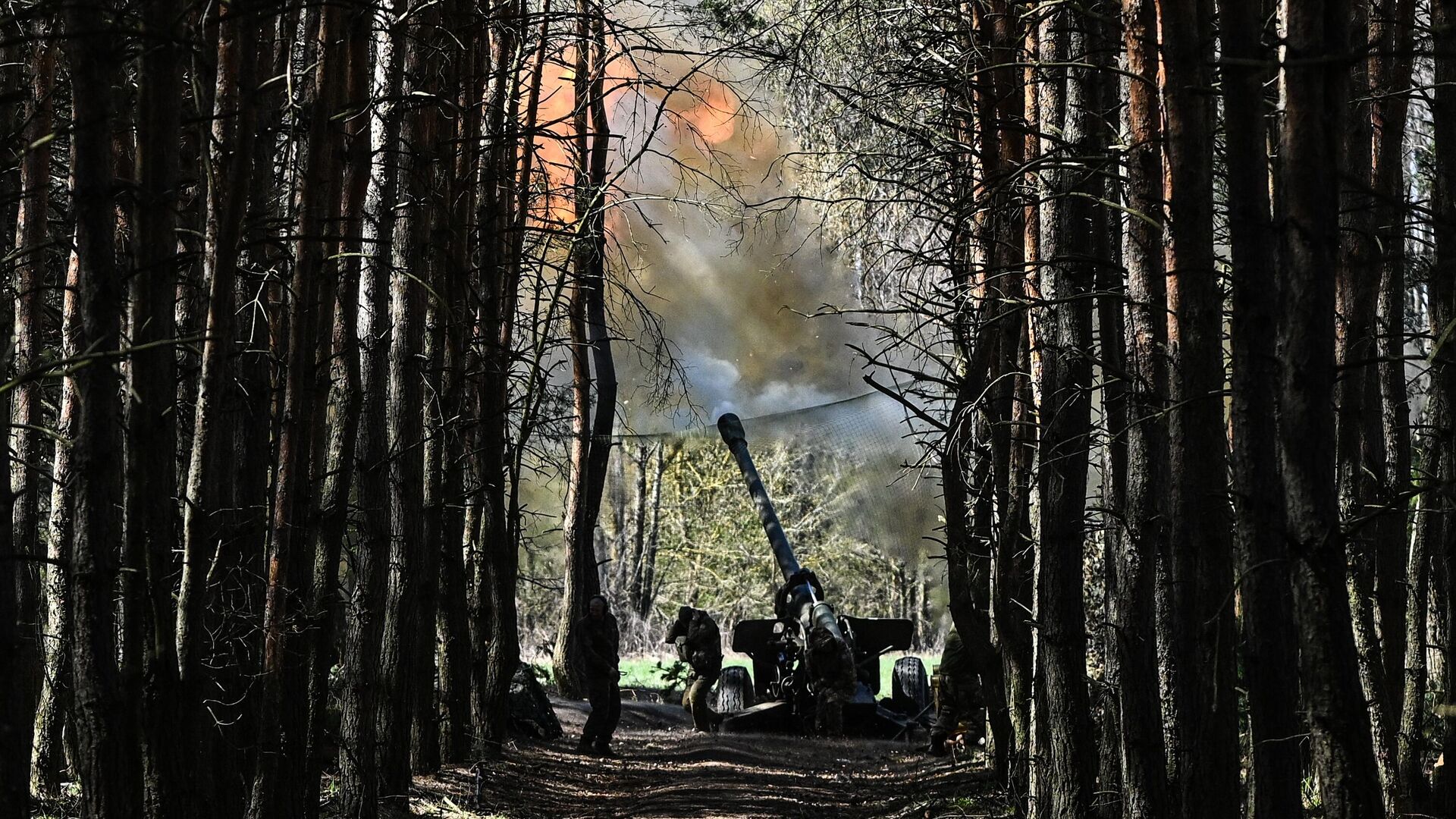 Боевая работа артиллерийского расчета в зоне проведения спецоперации - РИА Новости, 1920, 07.05.2025