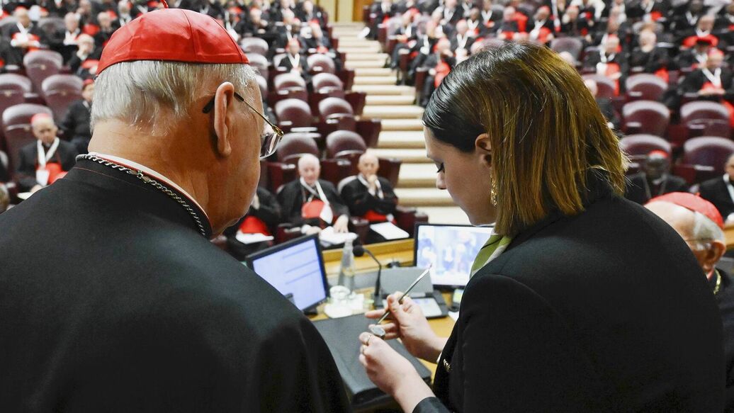 В Ватикане аннулировали два символа власти папы римского