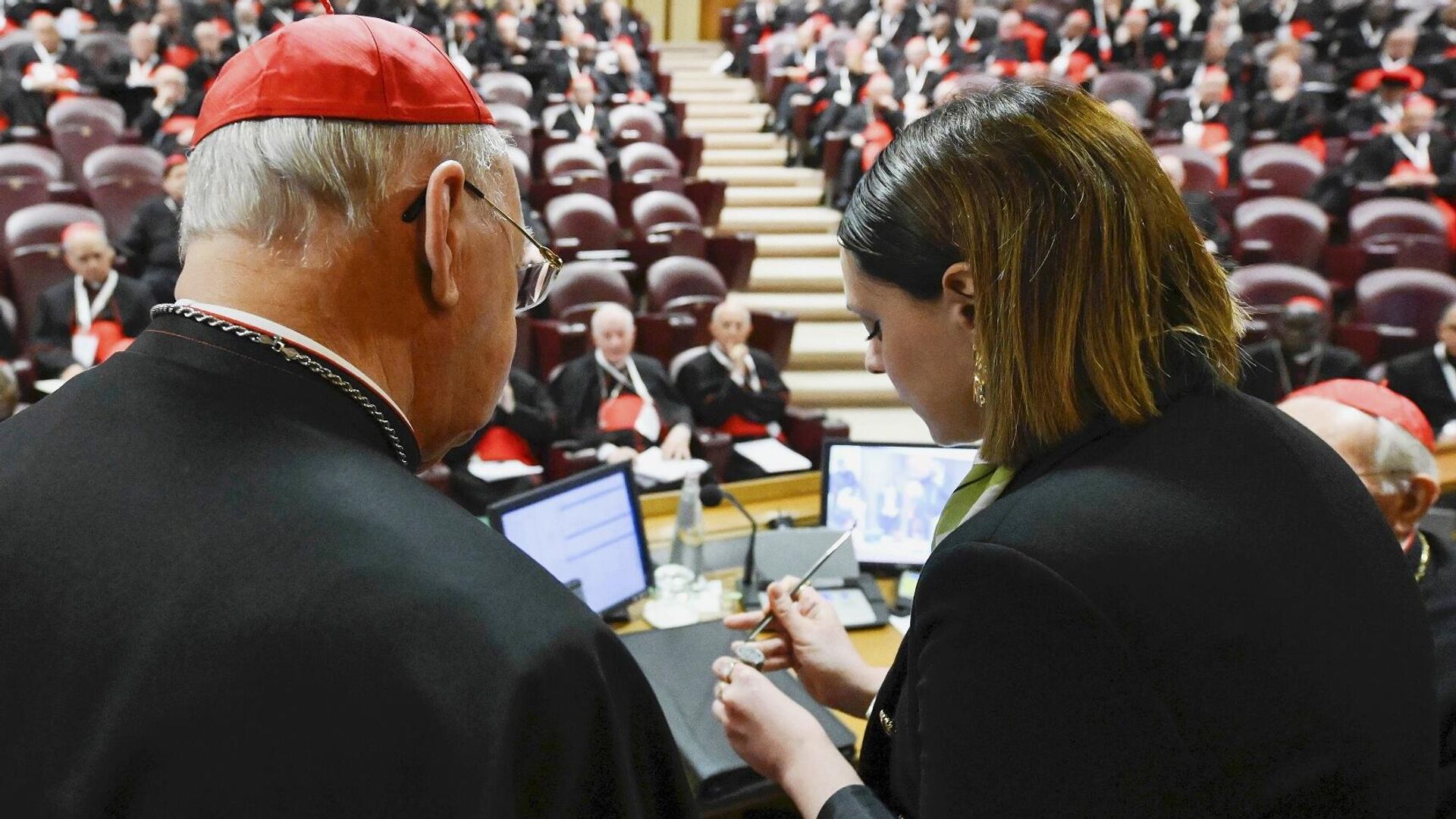 В Ватикане аннулировали два символа власти папы римского