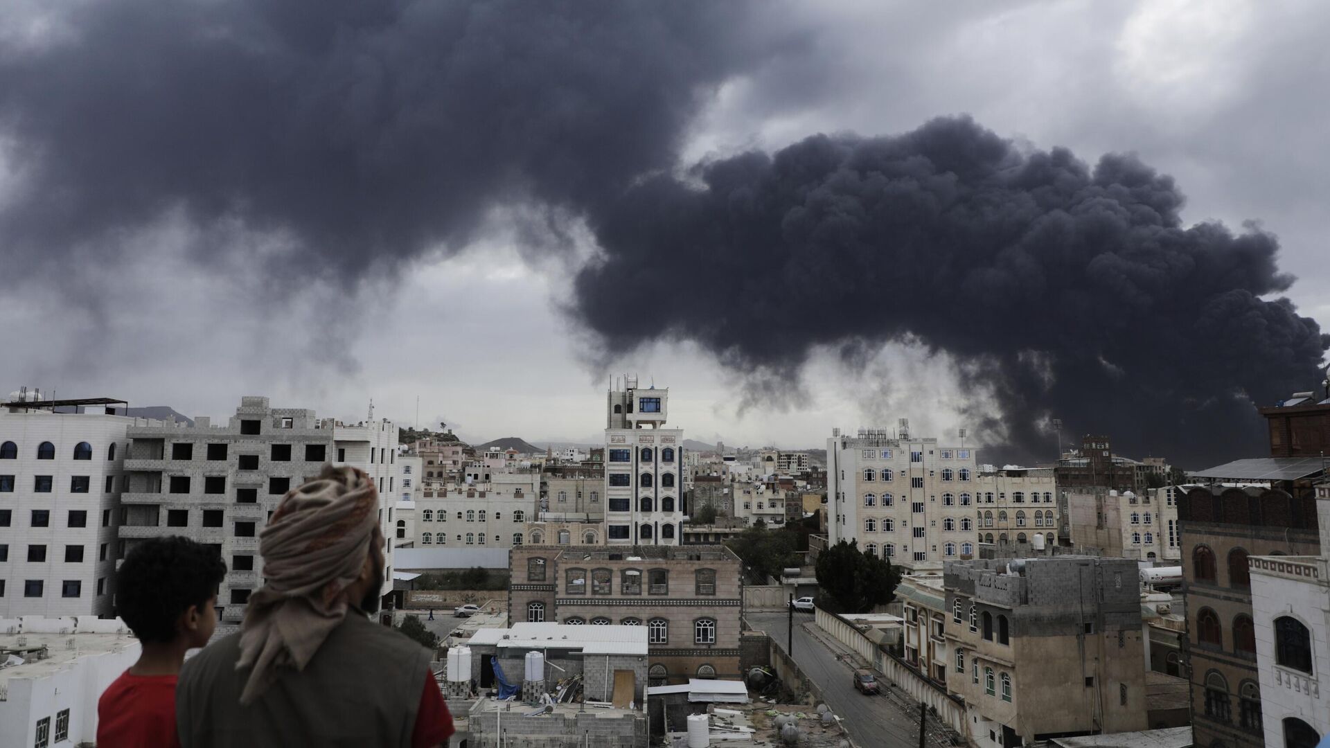Дым после израильских авиаударов по аэропорту в Сане, Йемен Дым после израильских авиаударов по аэропорту в Сане, Йемен - РИА Новости, 1920, 15.12.2025