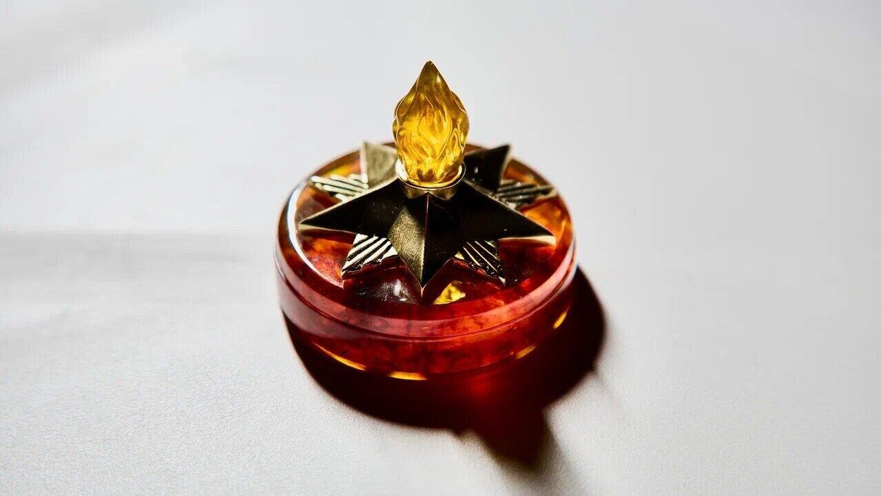 Калининградский янтарный комбинат в честь юбилея Великой Победы сделал сувенир в виде Вечного огня Калининградский янтарный комбинат в честь юбилея Великой Победы сделал сувенир в виде Вечного огня - РИА Новости, 1920, 06.05.2025