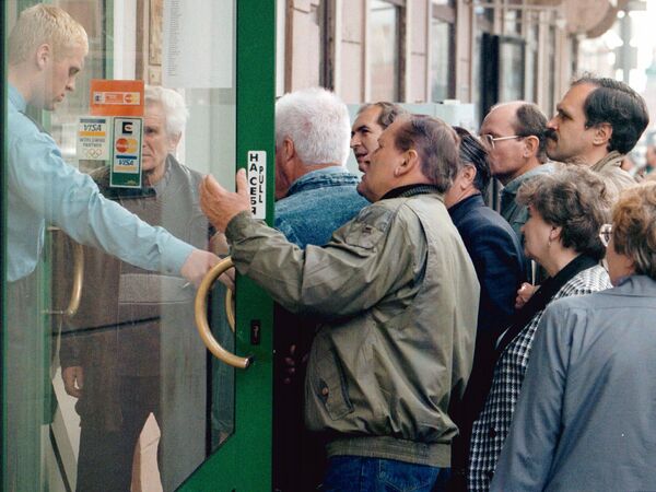 Люди у дверей коммерческого банка в Москве, 1998 год Люди у дверей коммерческого банка в Москве, 1998 год