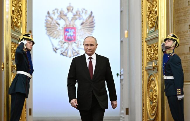 Избранный президент РФ Владимир Путин перед началом церемонии инаугурации в Кремле Избранный президент РФ Владимир Путин перед началом церемонии инаугурации в Кремле