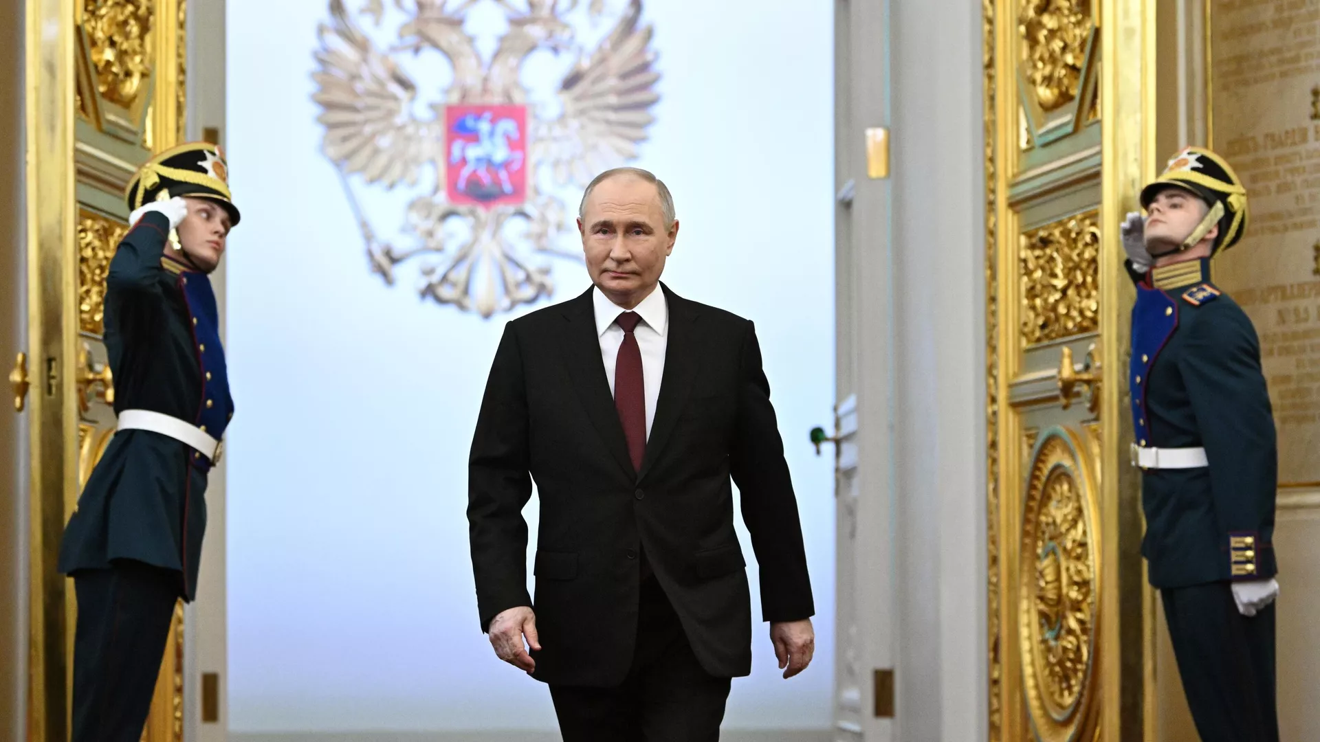 Избранный президент РФ Владимир Путин перед началом церемонии инаугурации в Кремле - РИА Новости, 1920, 07.05.2025