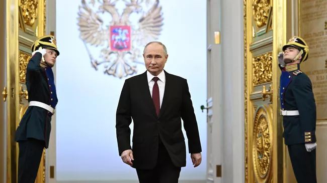 Избранный президент РФ Владимир Путин перед началом церемонии инаугурации в Кремле