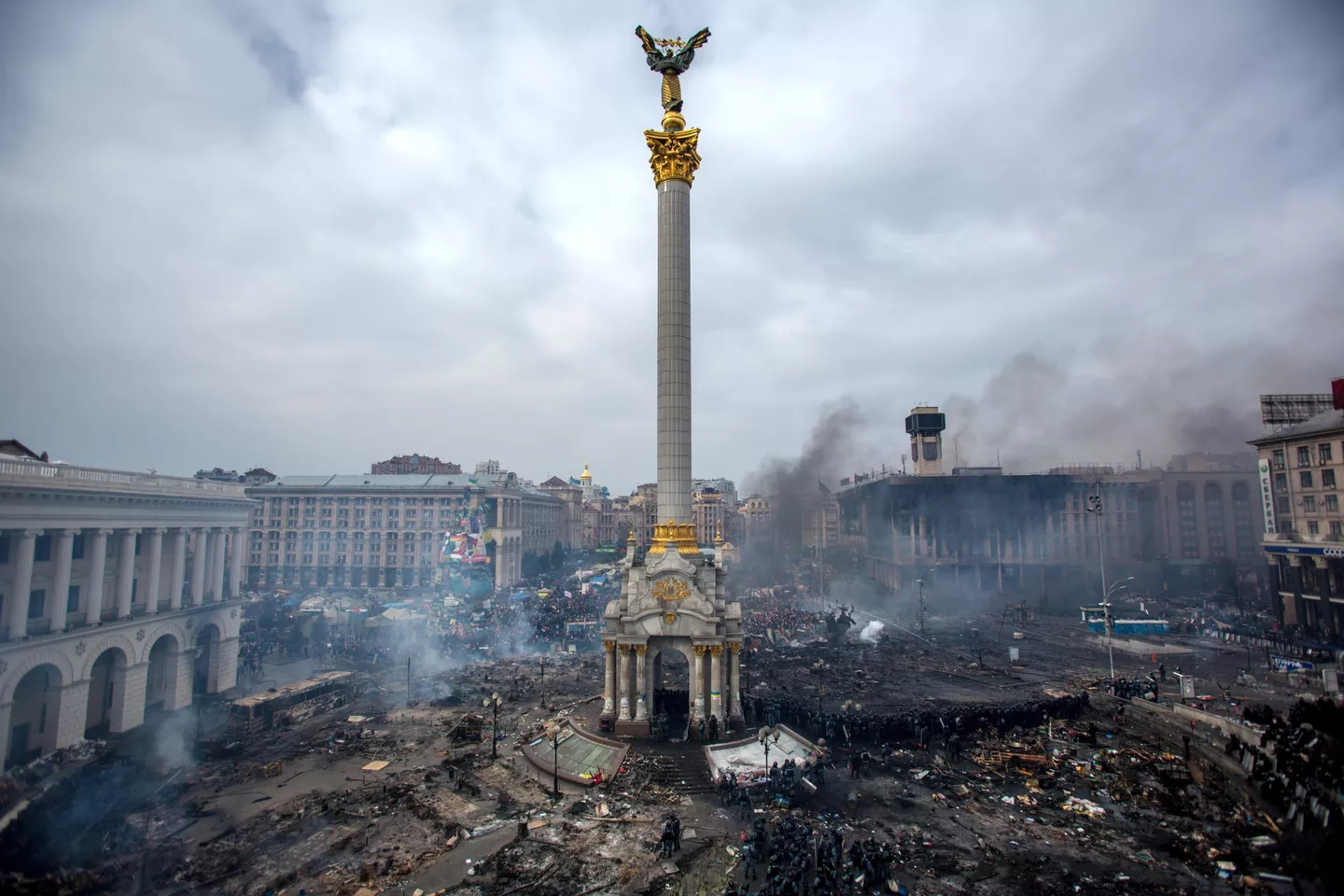 Дым от пожаров и сторонники оппозиции на площади Независимости в Киеве, где начались столкновения митингующих и сотрудников милиции