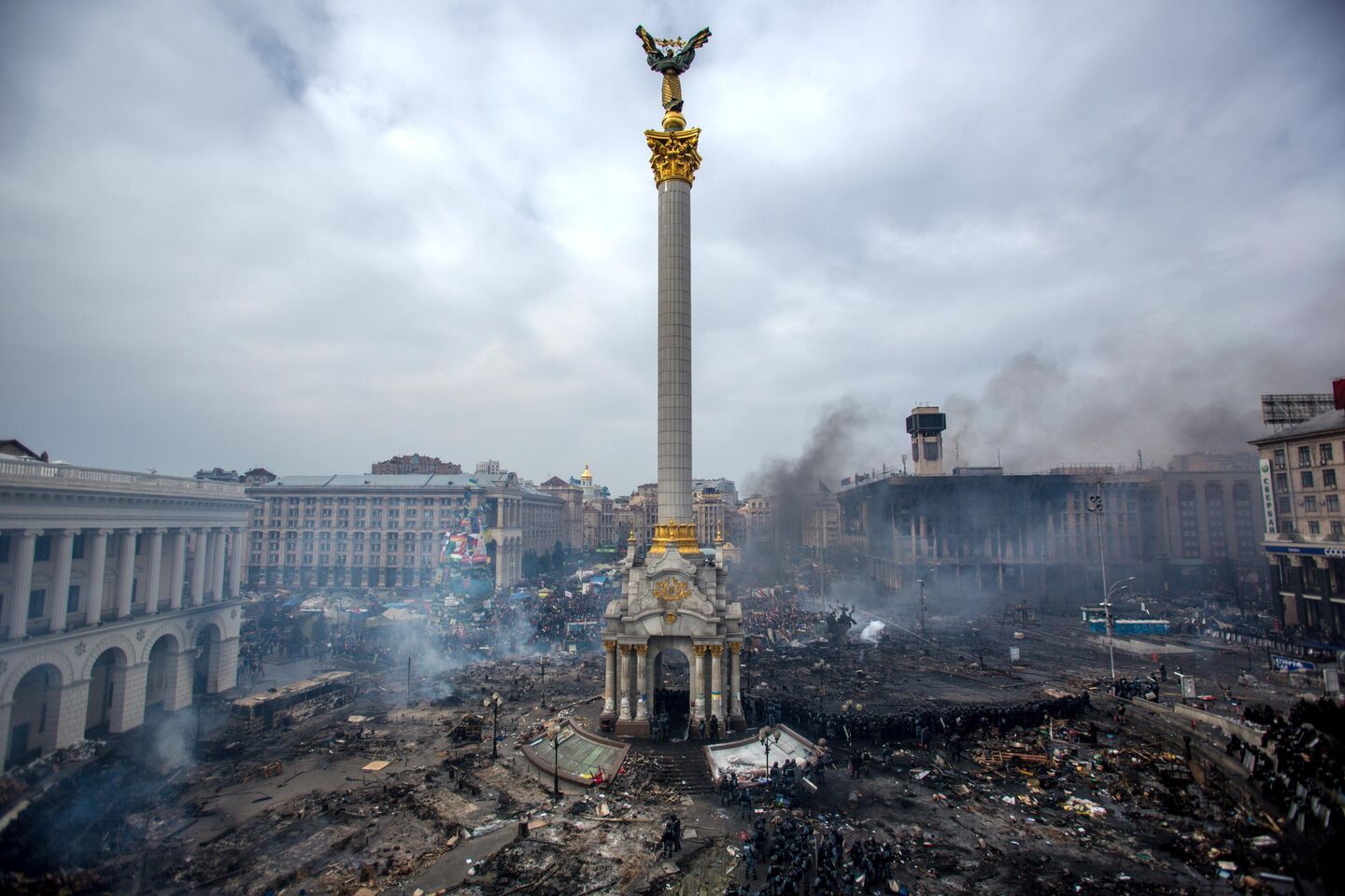 Дым от пожаров и сторонники оппозиции на площади Независимости в Киеве, где начались столкновения митингующих и сотрудников милиции Дым от пожаров и сторонники оппозиции на площади Независимости в Киеве, где начались столкновения митингующих и сотрудников милиции