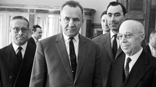 Министр внешней торговли СССР Алексей Николаевич Косыгин и президент итальянской компании Эни Марчелло Болдрини Министр внешней торговли СССР Алексей Николаевич Косыгин и президент итальянской компании Эни Марчелло Болдрини