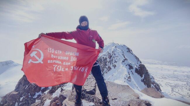 Знамя Победы на северной вершине горы Арагац в Армении
