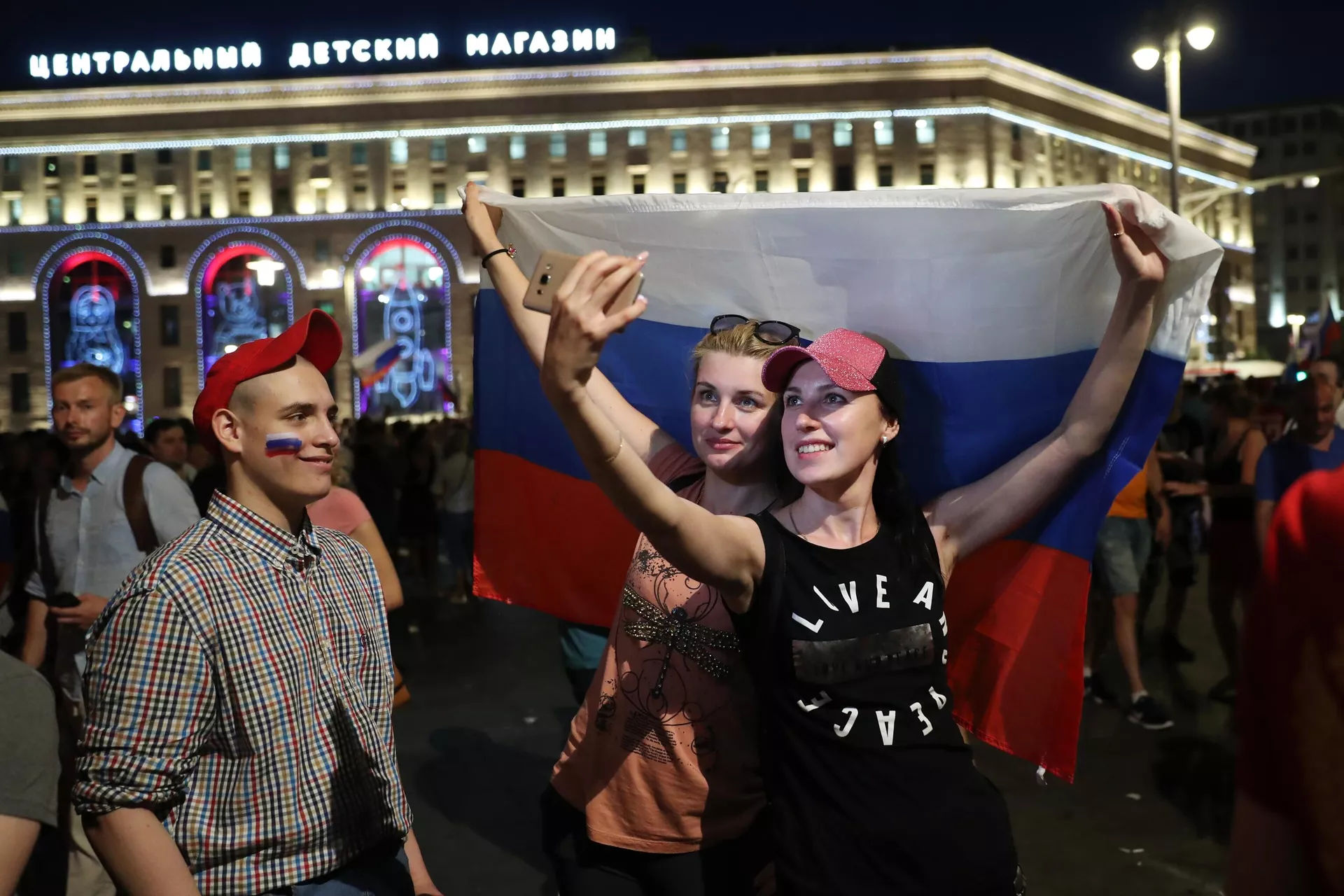 Болельщики радуются победе сборной России в матче 1/8 финала ЧМ-2018 по футболу между сборными Испании и России