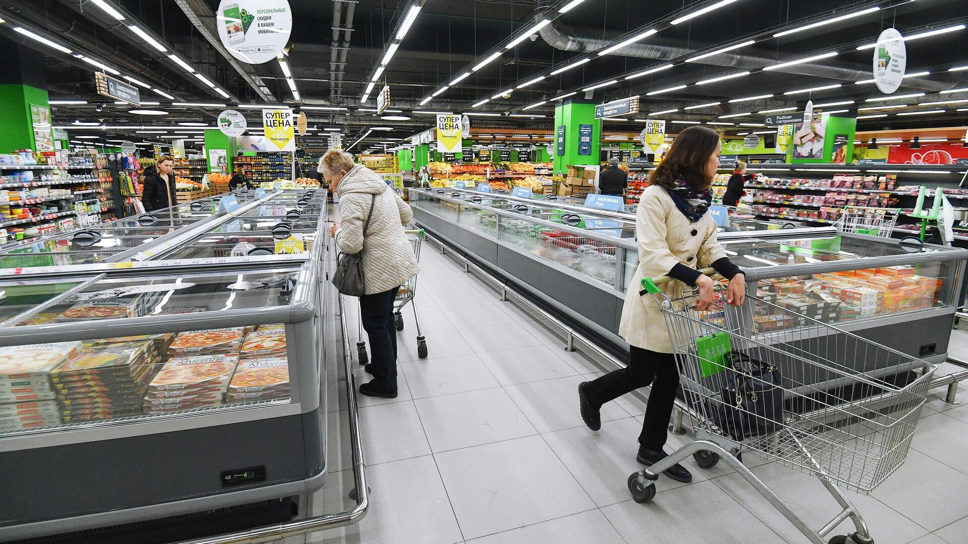 Покупатели в супермаркете - РИА Новости, 1920, 16.12.2025