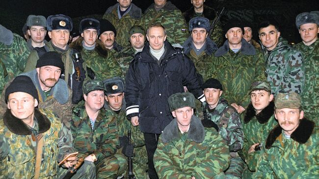 И.о. президента РФ Владимир Путин с российскими военными во время его пребывания в Чечне в декабре 1999 года И.о. президента РФ Владимир Путин с российскими военными во время его пребывания в Чечне в декабре 1999 года