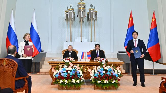 Президент РФ Владимир Путин и президент Монголии Ухнагийн Хурэлсух на церемонии подписания российско-монгольских документов в Улан-Баторе